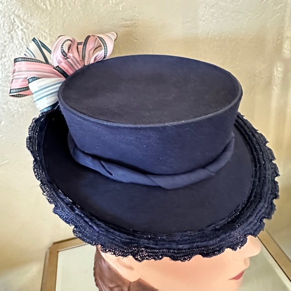 HAUTE MODE 1940S\' NAVY FELT TOPHAT + STRIPED TAFFETA BOWS + STRAW BRIM EDGING main image 10